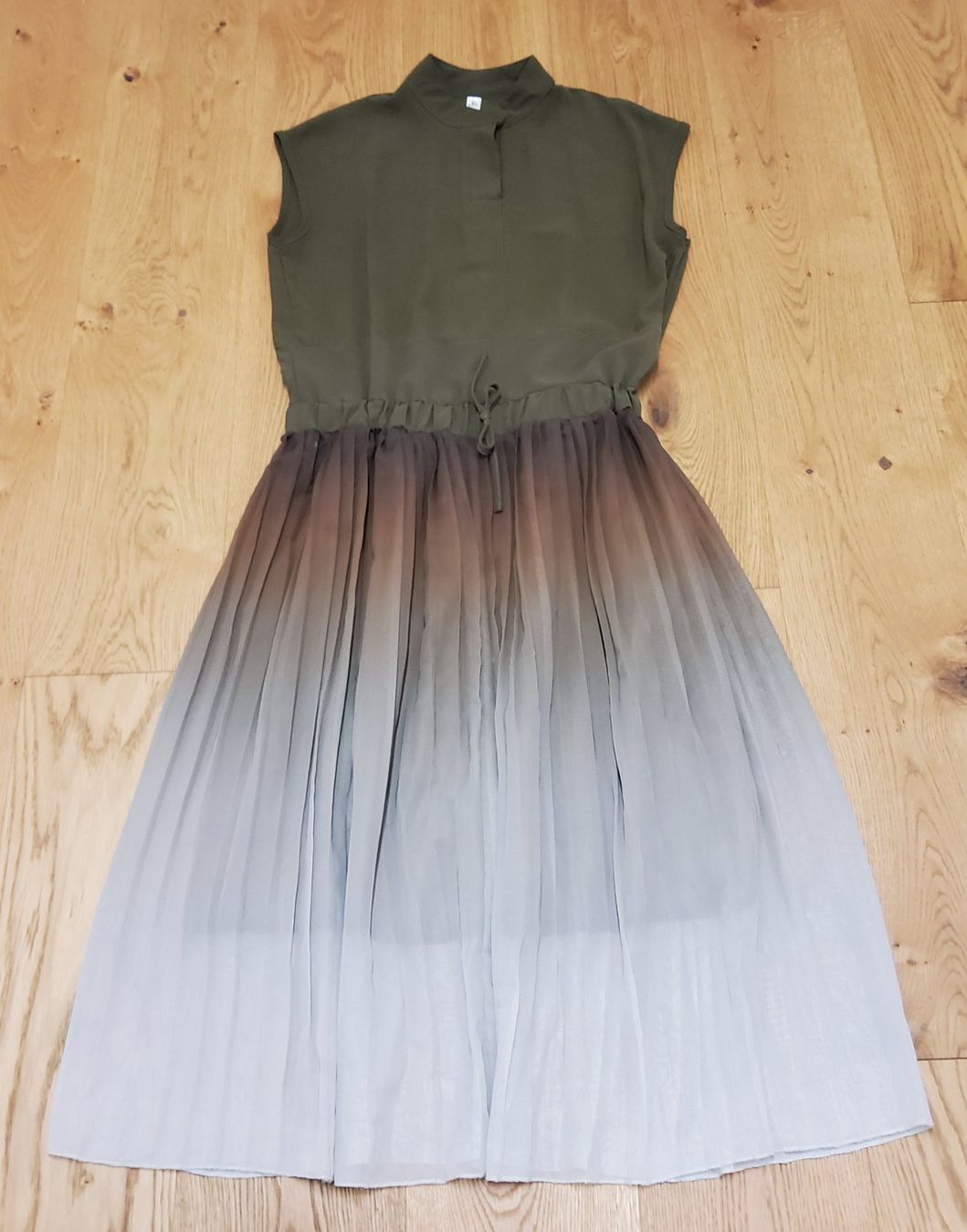 Robes: Plisseekleid mit Farbverlauf – D'occasion à Naters par 3904Naters 1