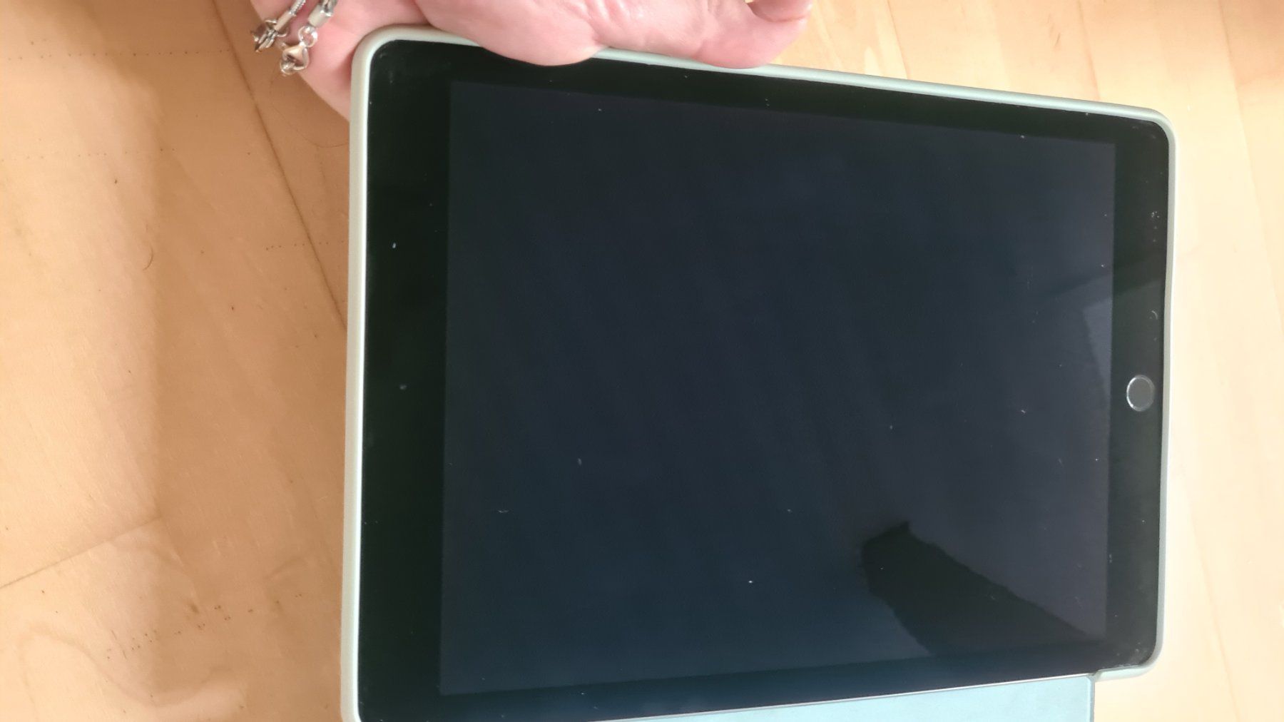 Apple Tablet PC: Apple iPad Air 2 mit Hülle, gebraucht – Usato da Oberentfelden venduto da Zimen 2