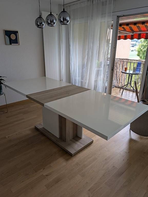 Set de table et chaises: Table extensible + 6 chaises  – D'occasion à Echallens par Youpi 1