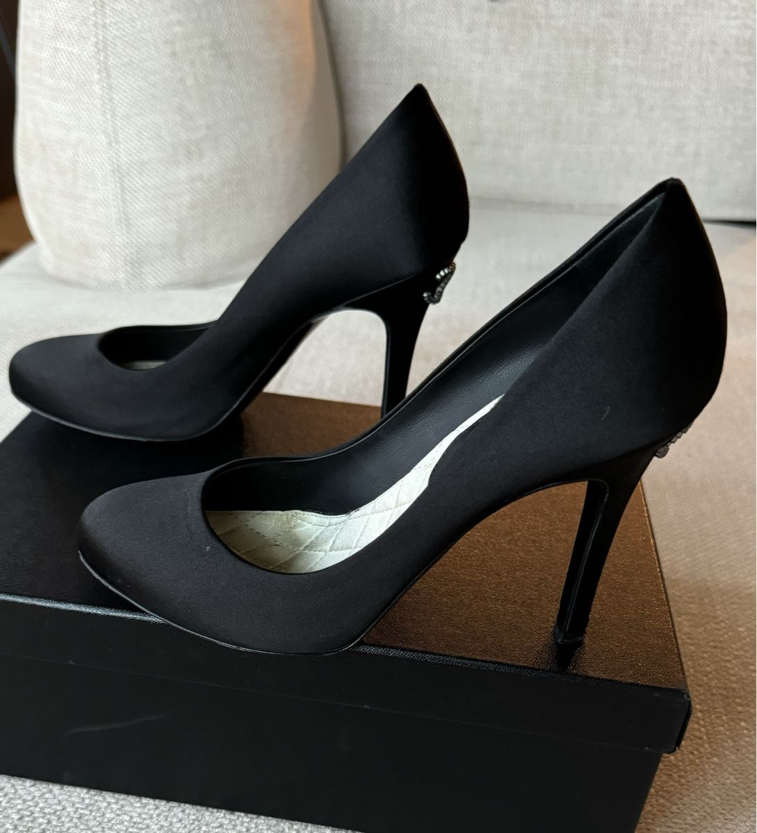 Chanel Scarpe da donna: Escarpins Chanel satin noir logo strass – Usato da Villars-sur-Glâne venduto da Sunshine-8 5