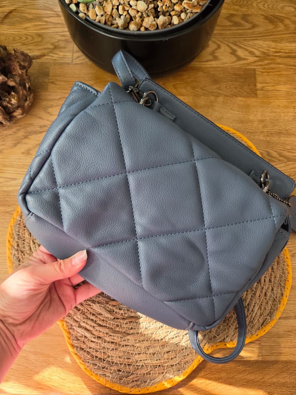 Valentino Borse da donna: Blaue gesteppte Schultertasche mit Nieten – Usato da Thun venduto da inuyasha93 2
