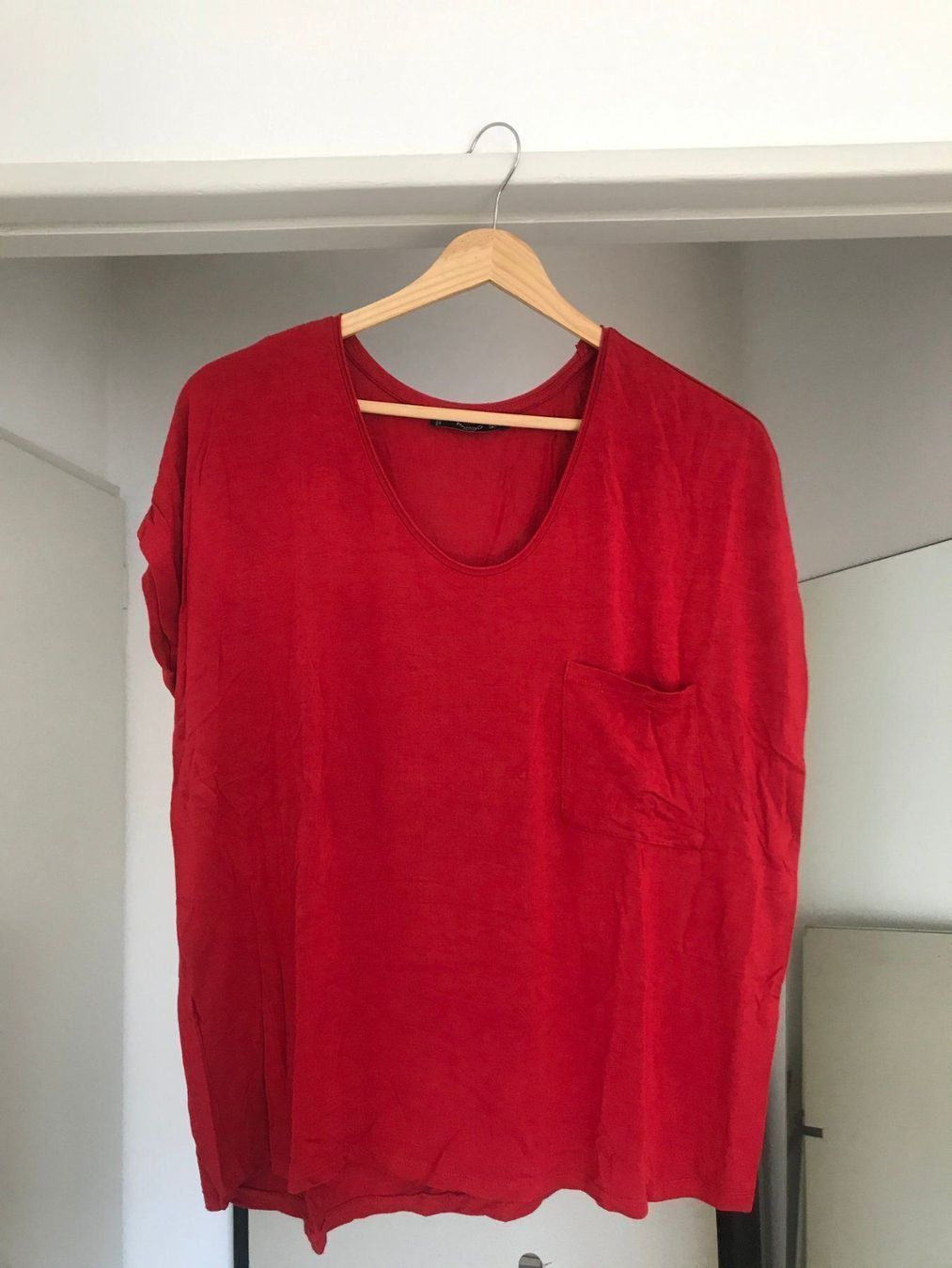 Mango T-shirts: kirschrotes weites T-Shirt – D'occasion à Zürich par mybuybye