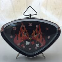 Wecker mit Flammenmotiv und Spielkarten, guter Zustand