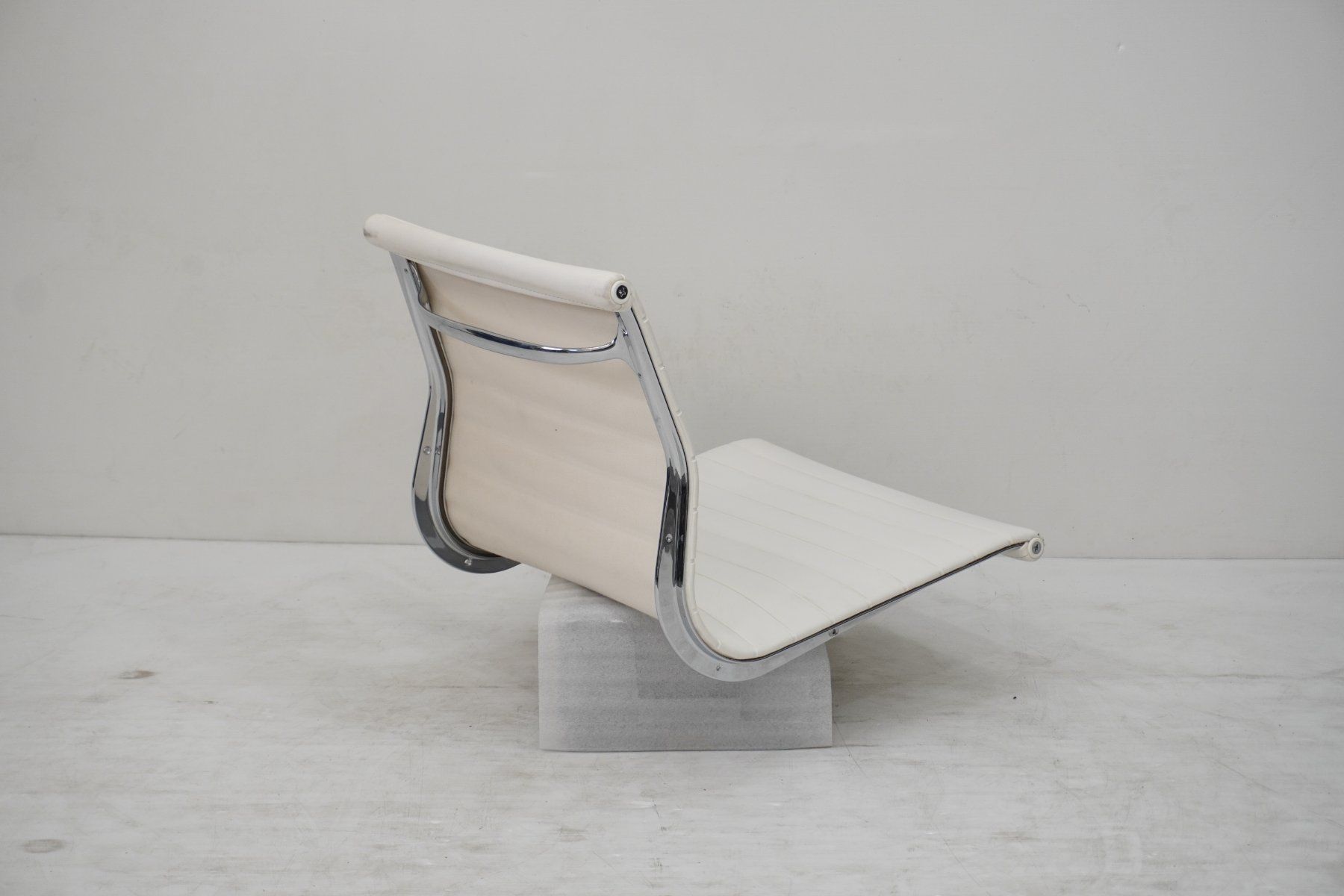 Vitra Chaises: Vitra EA117 Schale Kunstleder weiss – D'occasion à Bad Zurzach par QLASSIQ 3
