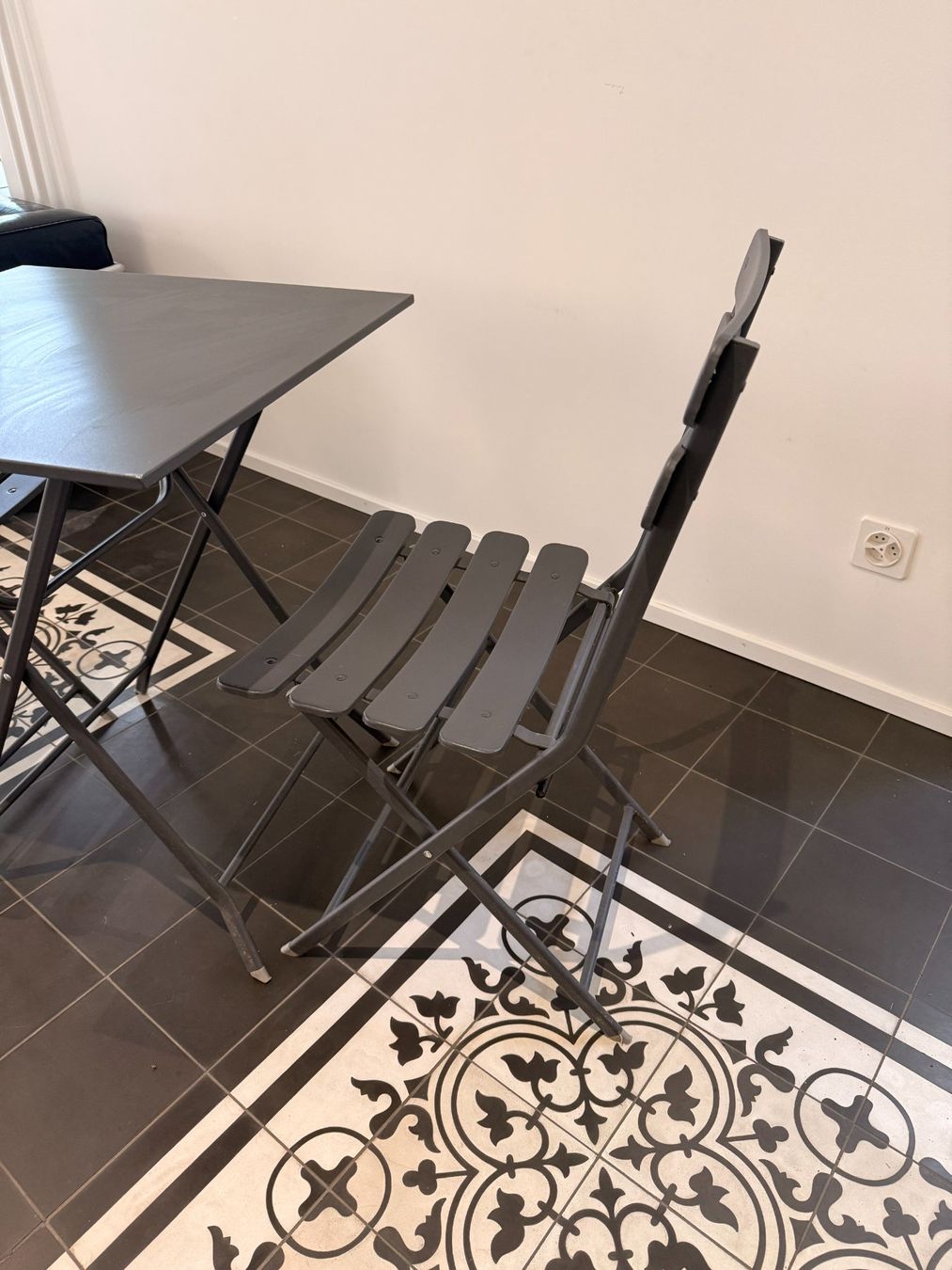 Set di tavolo e panche: Gartentisch mit zwei Stühlen im Set – Usato da Zürich venduto da kiddoroboto 3