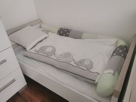 Kinderzimmer-Set: Bett 70x140, Kommode, Top Zustand!