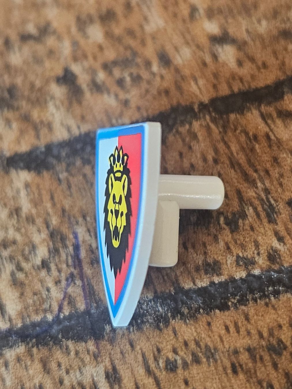 Lego Baukästen: lego 3846p4d Shield Triangular Short with Lion Head, – Gebraucht aus Confignon von Ecrofigs 1