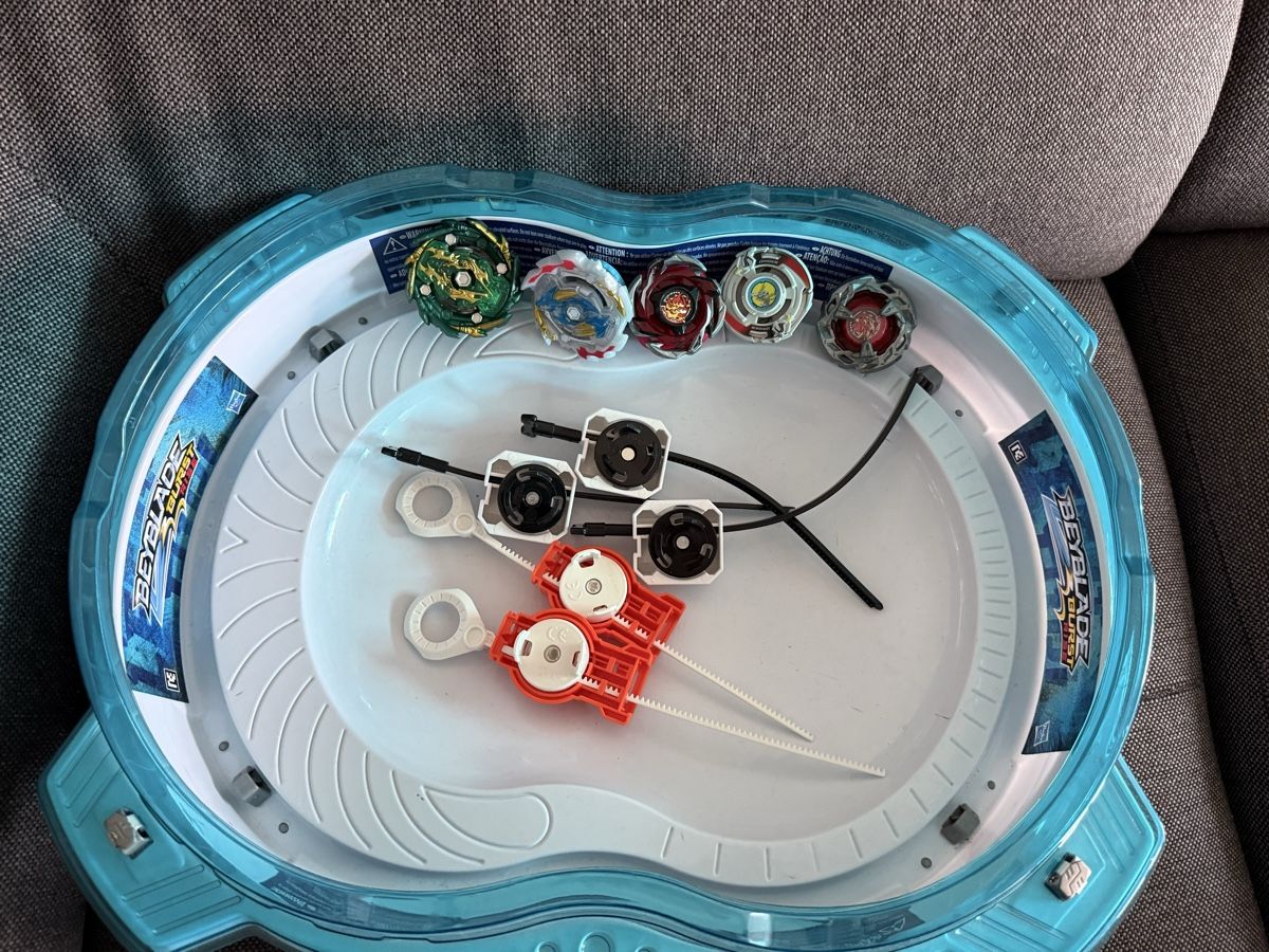 Hasbro Giocattoli: Beyblade Arena mit 5 Beyblades – Usato da Buchs SG venduto da and_d8tp