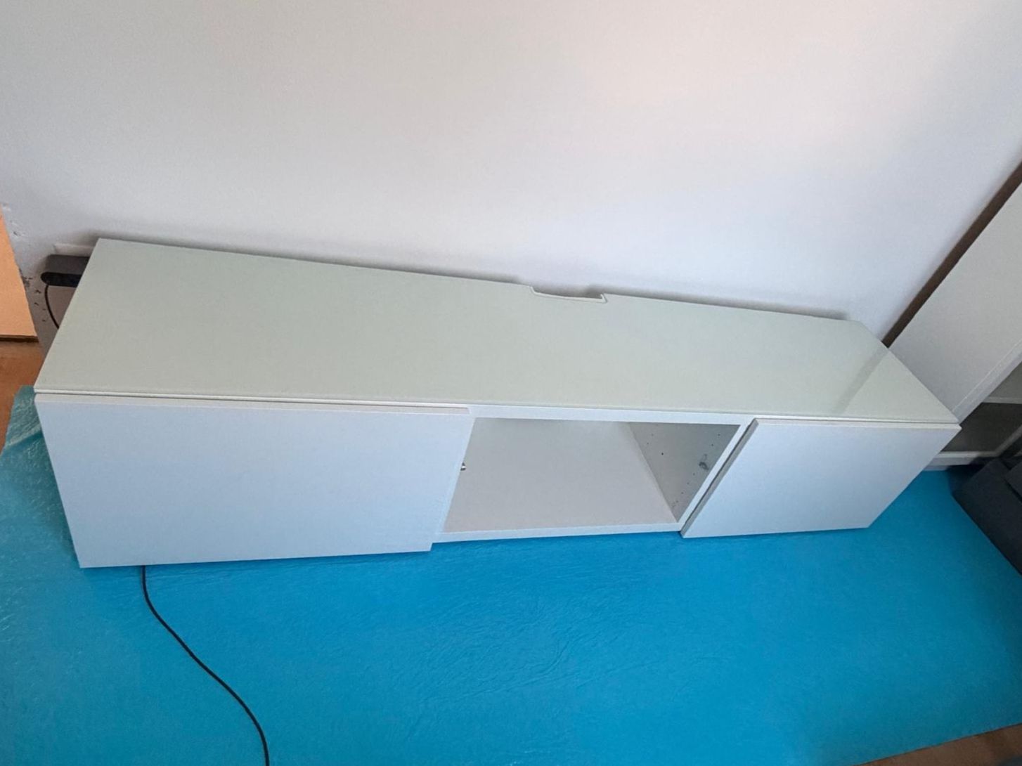 Ikea Mobili TV: TV-Möbel weiss mit Glasplatte (inkl. Wandbefestigung) – Usato da Aarwangen venduto da Pattrik 1