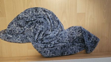 Foulard bleu à motifs
