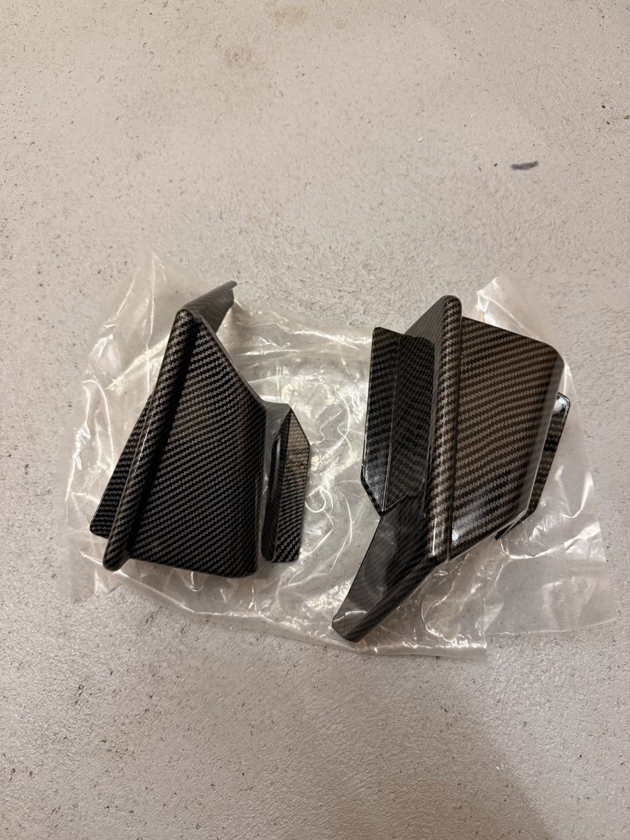 Tutti i ricambio per moto: Carbon Spoiler Set, universal, NEU! – Nuovo e nell'imballaggio originale da Muri AG venduto da GIRO777