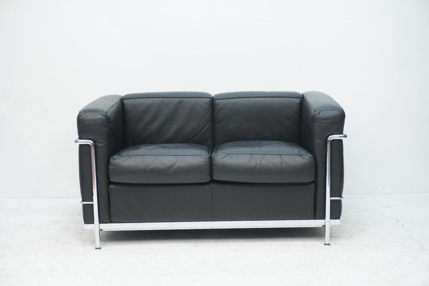Cassina Sofas: Cassina LC2 2er Sofa Le Corbusier Leder schwarz – Gebraucht aus Bad Zurzach von QLASSIQ 2