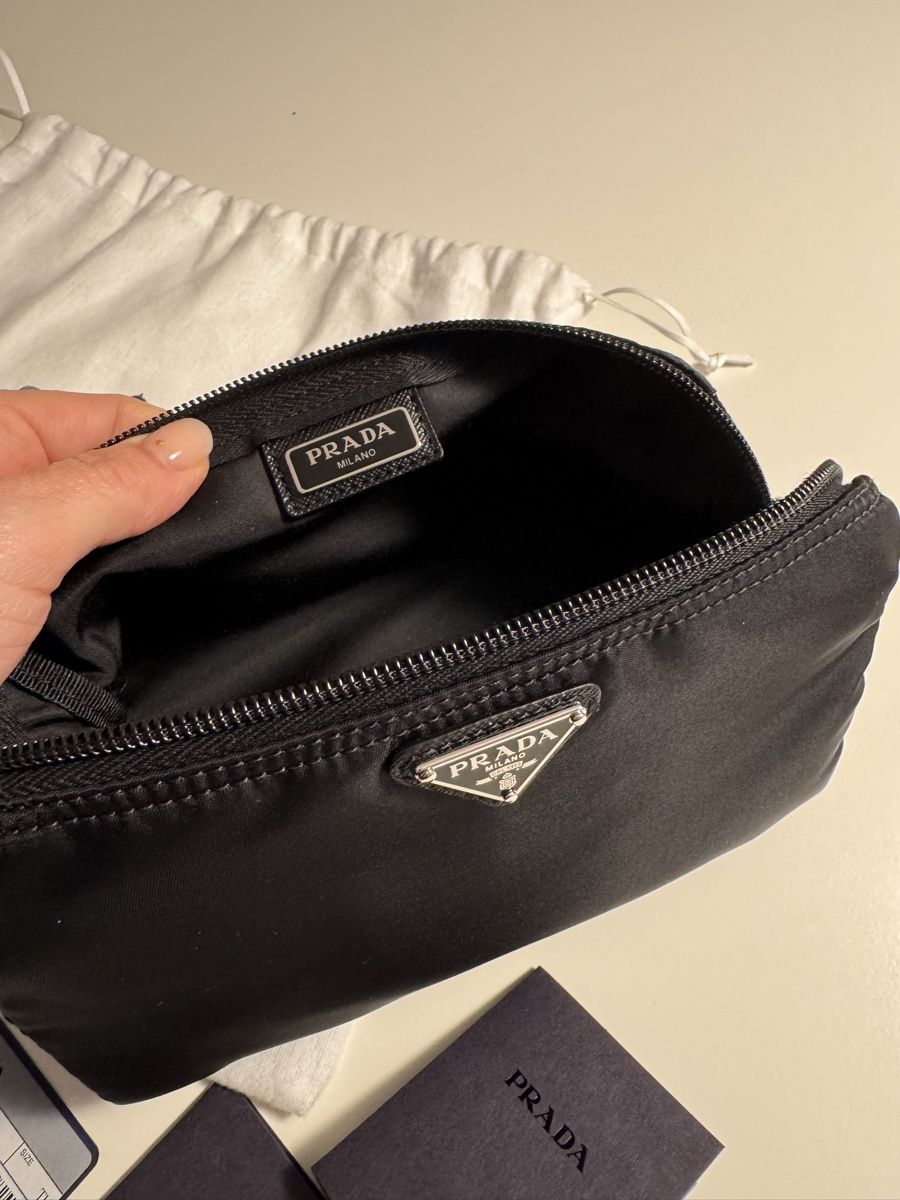 Prada Custodie per cosmetici: Neues Prada Necessaire – Nuovo e nell'imballaggio originale da Solothurn venduto da Vintage87 4