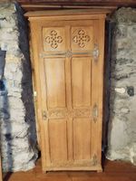 Armoire ancienne, sculptures gothiques, ferrures fer forgé