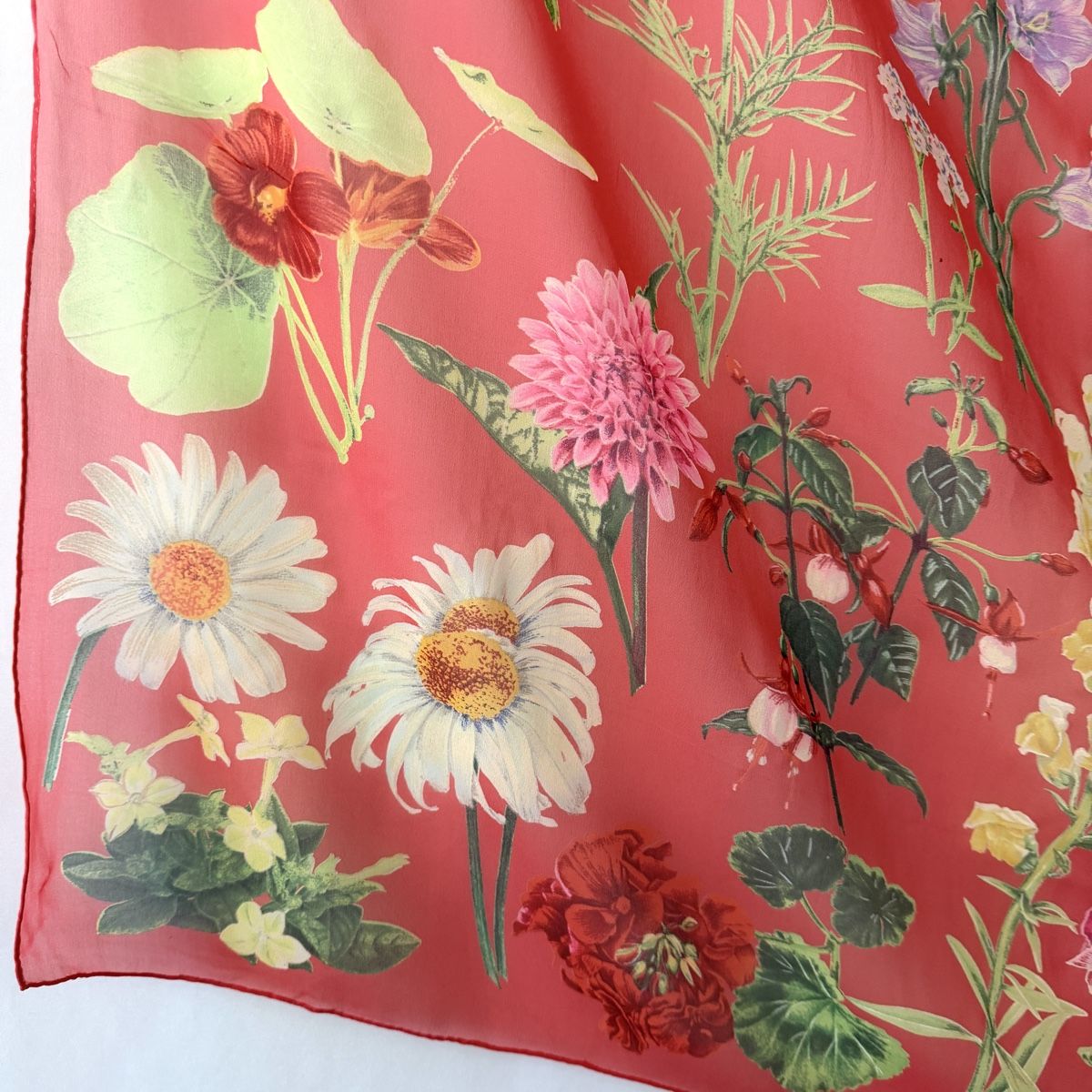 Fabric Frontline Foulards & écharpes: FABRIC FRONTLINE Large Silk Scarf – Neuf (Voir description) à Emmen par Avviivva_Com2023 2