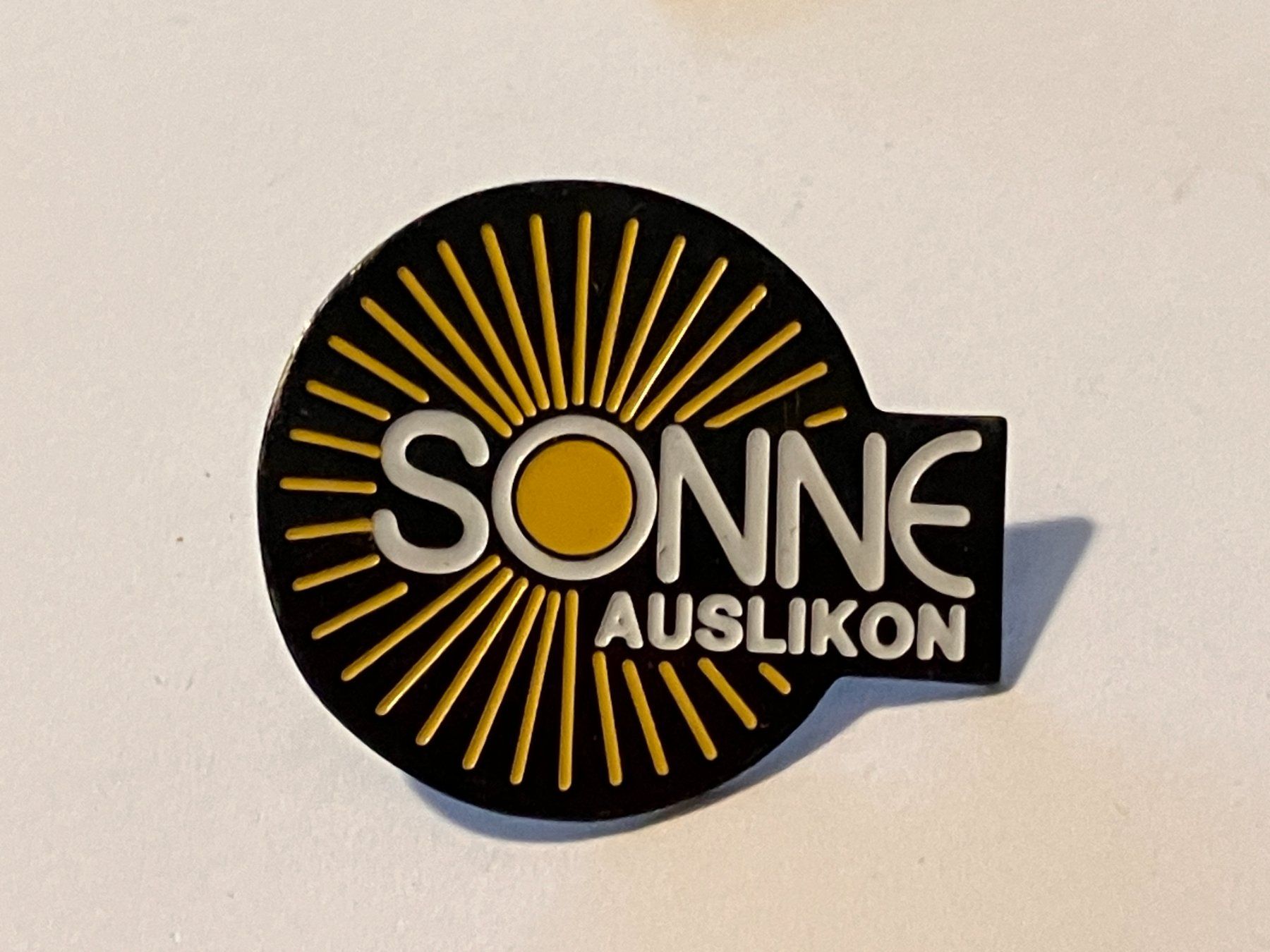 Placchette & Badge: 1 Pin Sonne Auslikon – Usato da Basel venduto da djwwpp