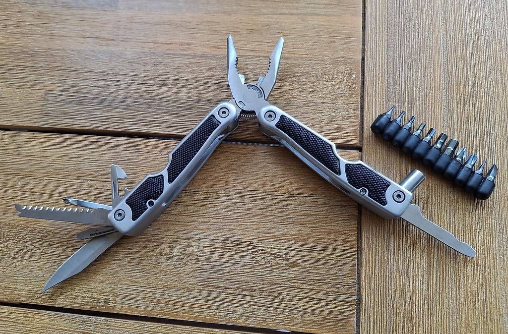 Alle Werkzeuge: Multitool Adventuridge mit Bits & Tasche Outdoor – Gebraucht aus Rüti ZH von Liliane_market