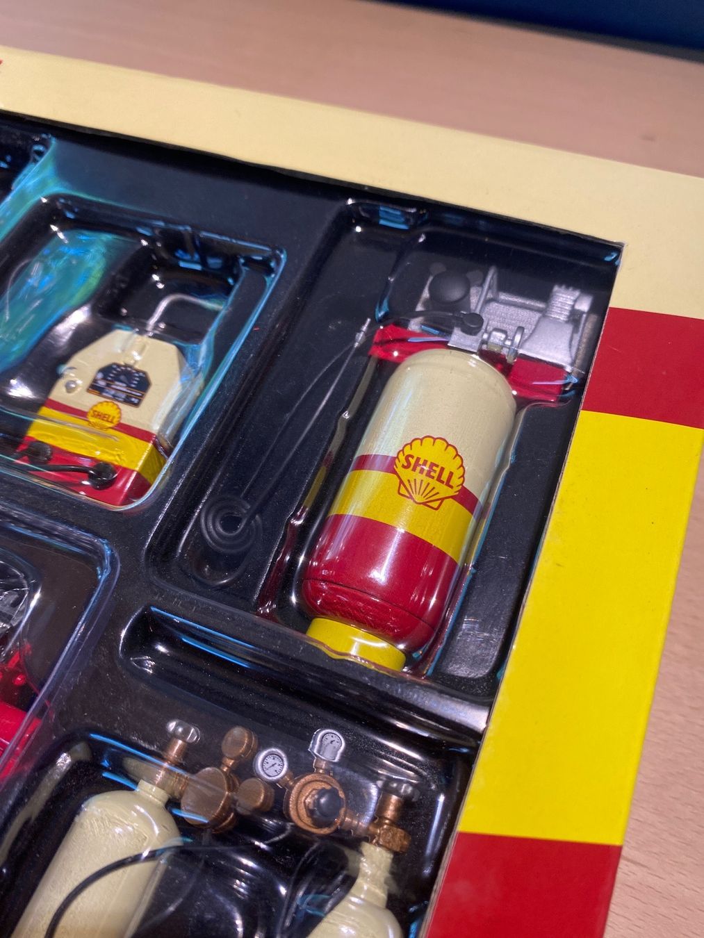 Kit di modellismo & Modellini statici: GMP 1:18 Shell Garage Accessory Set – Nuovo (secondo la descrizione) da Stüsslingen venduto da leo_nzh6 5