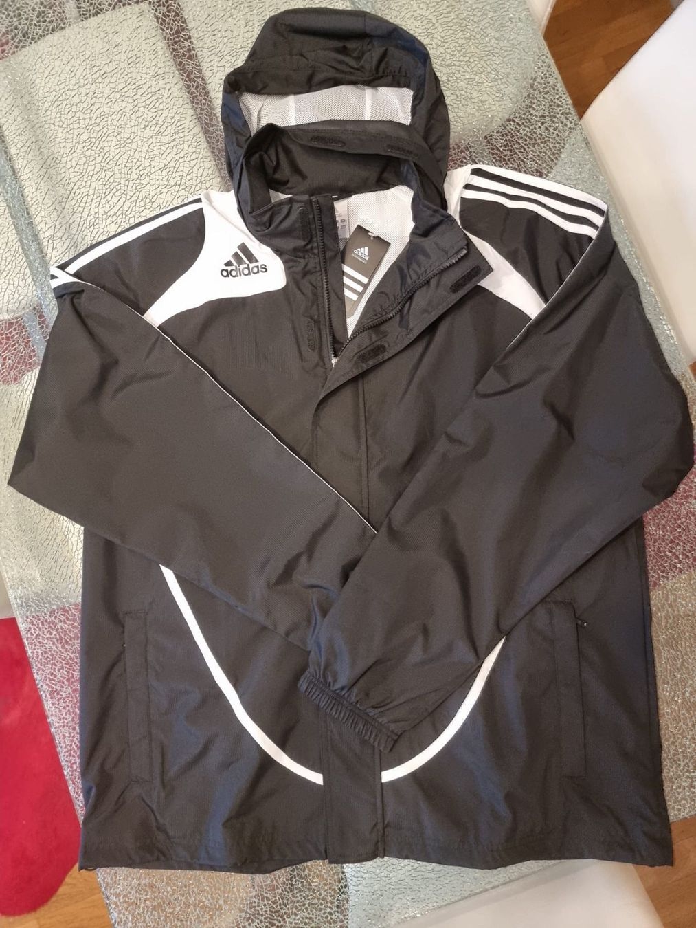 Adidas Jacken: Adidas Jacke – Neu und originalverpackt aus Luzern von Reni025