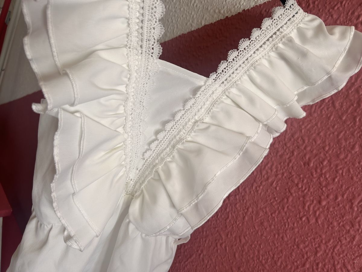 Tute: Combi-short blanc volants dentelle, taille 5 ans, comme neuf – Nuovo (secondo la descrizione) da Carouge GE venduto da Emilynette 2