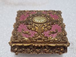 Dekorative Schatulle mit Rosendekor und Ovallinse alt