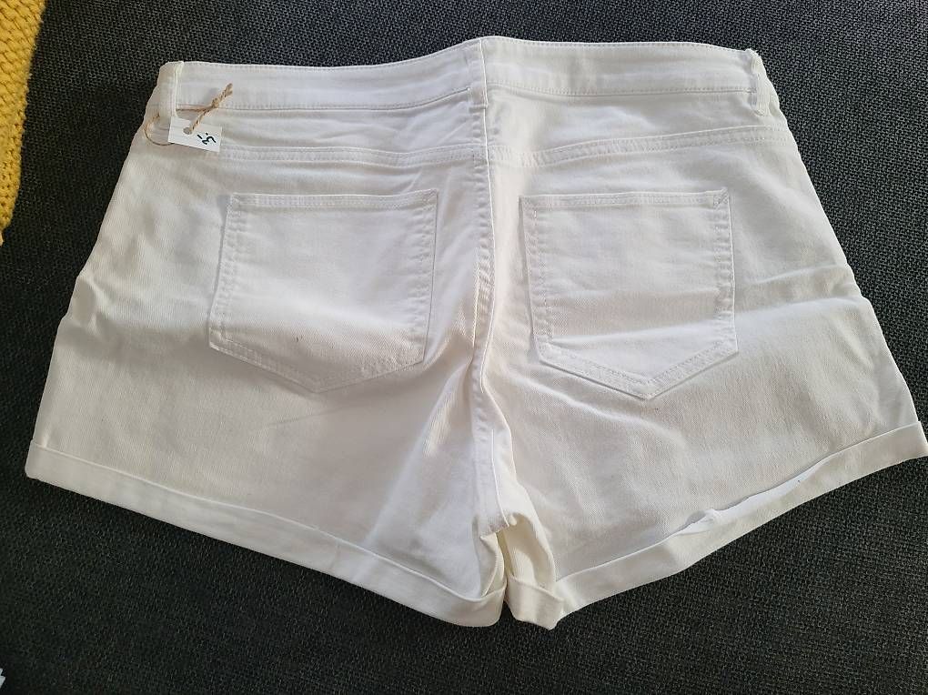Pantaloni: Short femme – Usato da Ecuvillens venduto da loloall 1