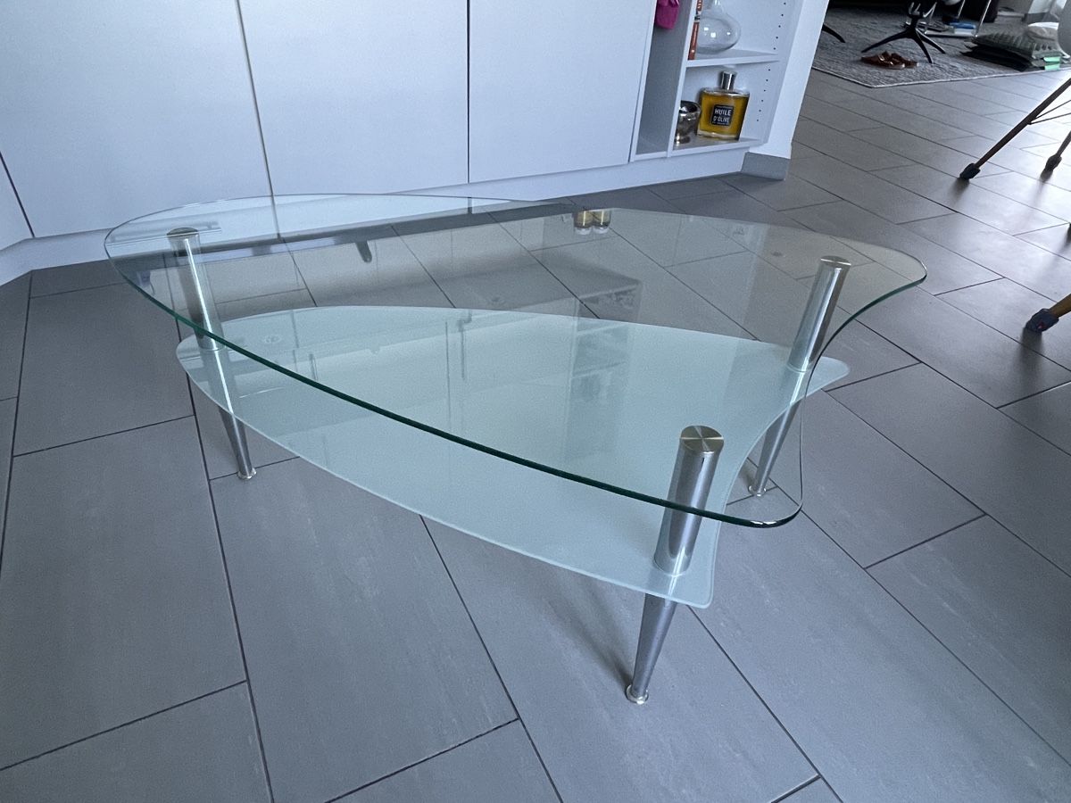 Tische: Moderner Glas-Couchtisch mit Edelstahlfüssen, Top! – Gebraucht aus Gunten von slu_p5p8 2