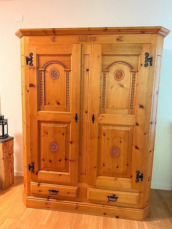 Schränke: Hallenschrank Arvenholz – Gebraucht aus Uerikon von tom_fvz9