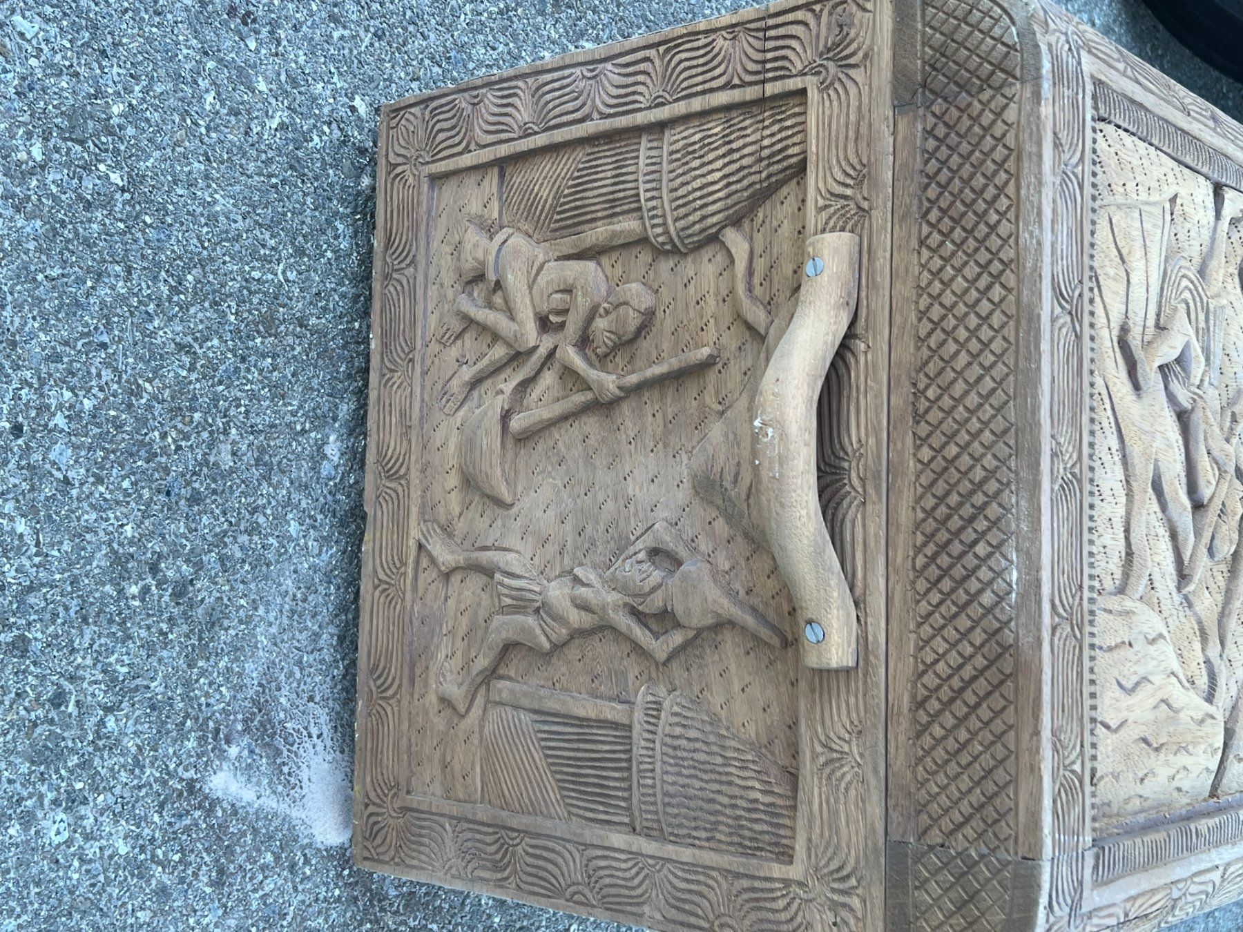 Cassapanche: ART 1087-J Bahut sculptée sablé – Usato da Pont-La-Ville venduto da BCMGLEAL 2