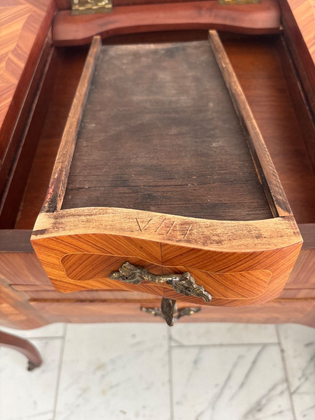 Tavoli da trucco: alter Schminktisch mit Intarsien – Usato da Kriens venduto da Wundertuete17 5