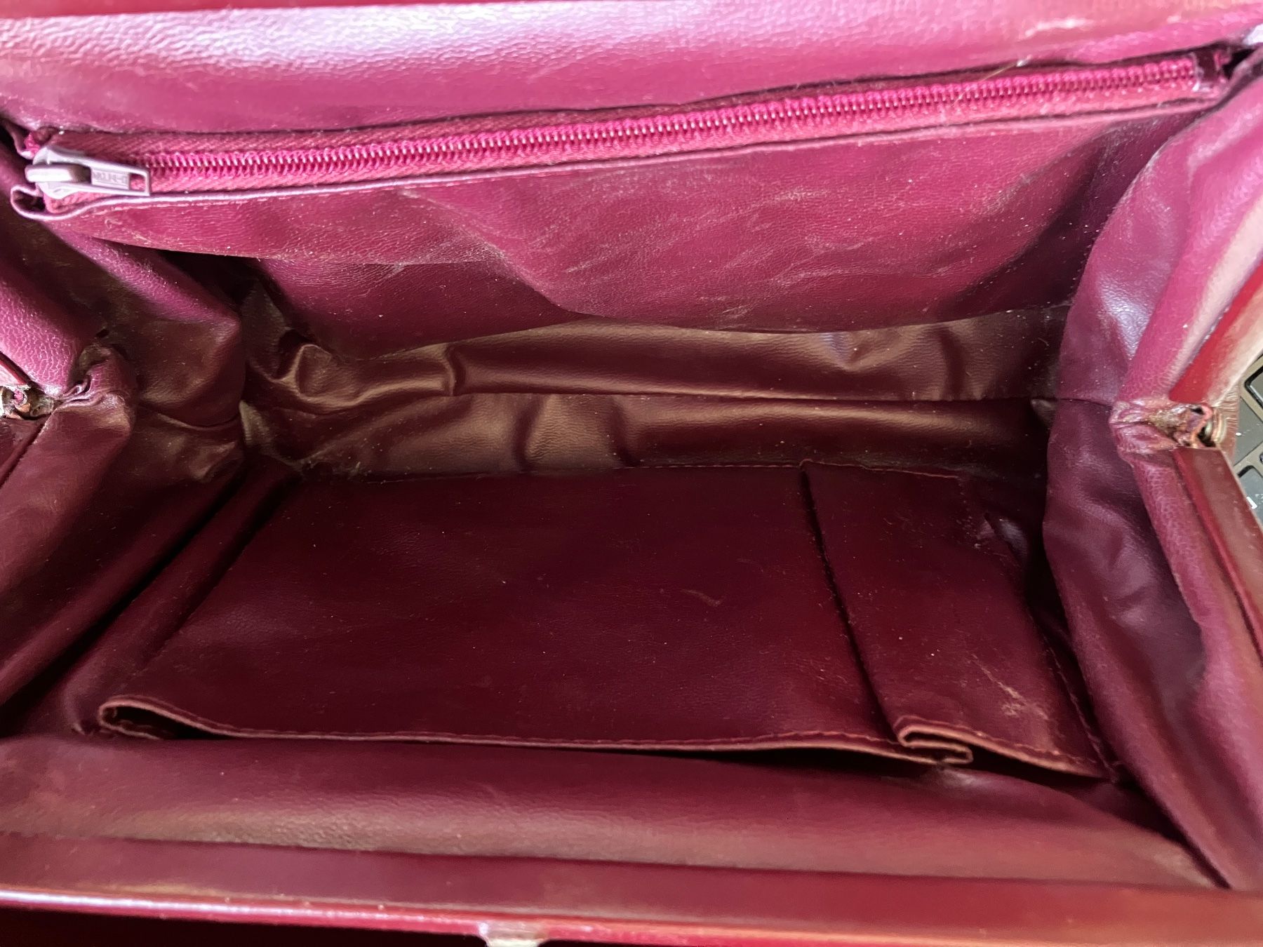 Borse da donna: Sac à main bordeaux vintage chic – Usato da Peseux venduto da Cresus27 4