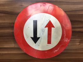Gebrauchtes Verkehrschild Gegenverkehr