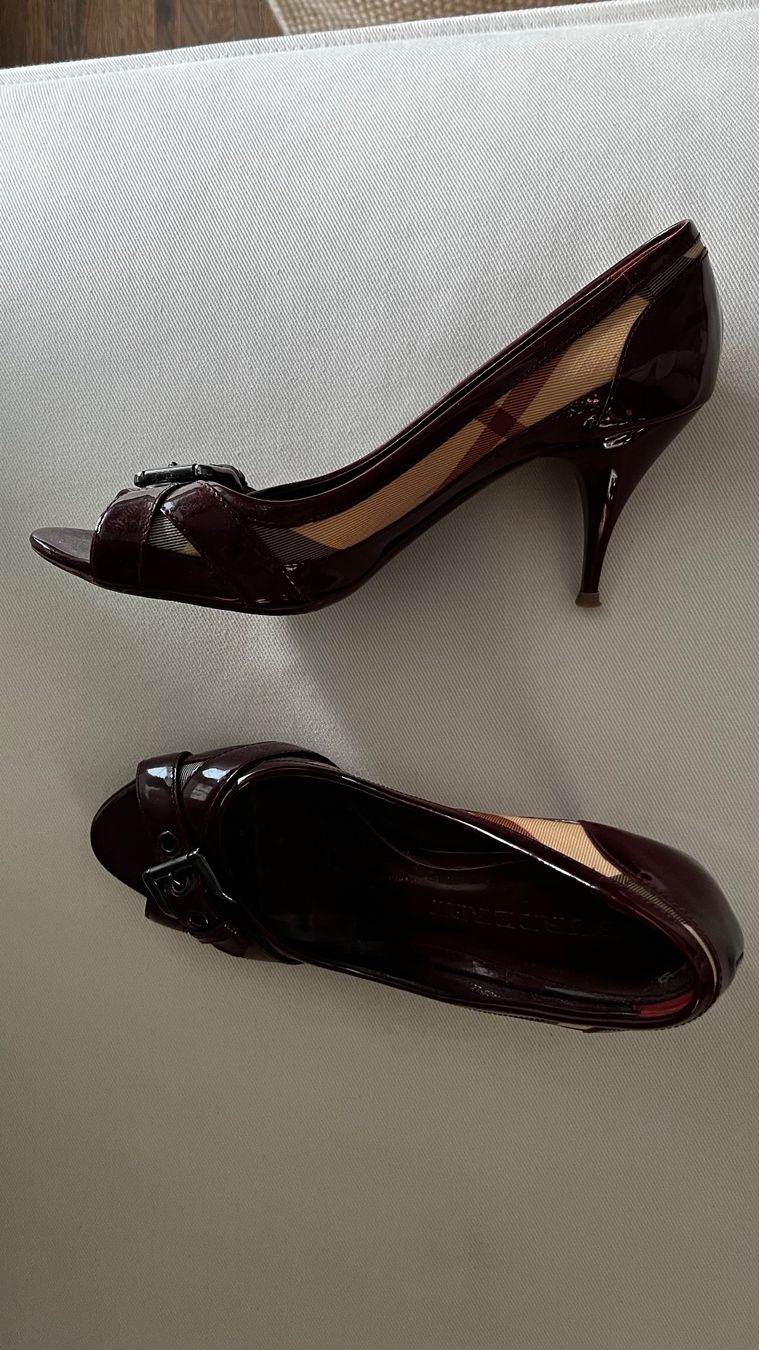 Burberry Damenschuhe: BURBERRY offene Pumps in Bordaux – Gebraucht aus Zürich von ann_ngp7