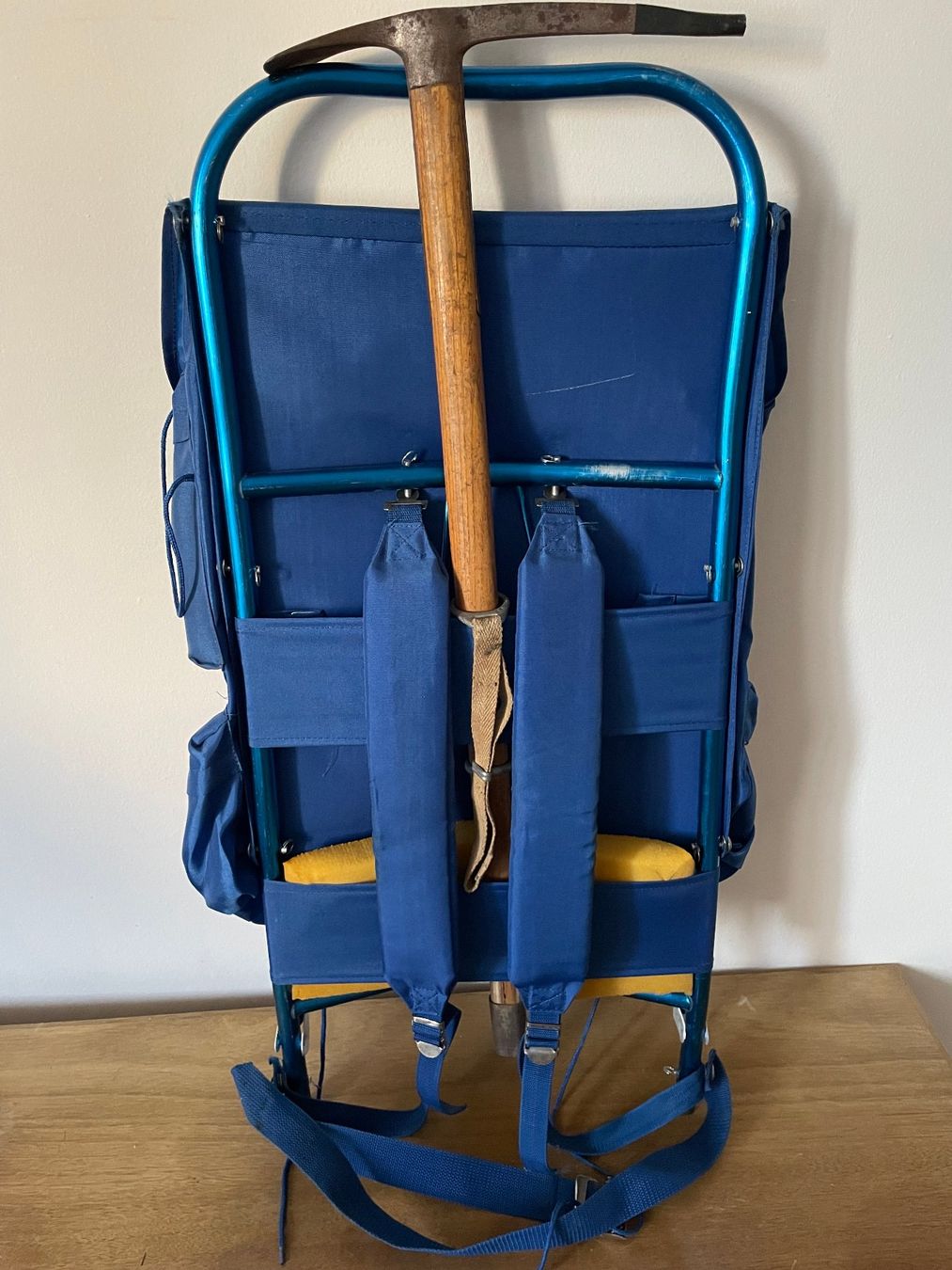 Kletterausrüstungen: Bergsteiger-Rucksack mit Tragegestell und Holz-Eispickel – Gebraucht aus Münchenbuchsee von hamama18