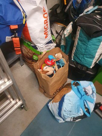 Lot d'articles divers en sacs état d'occasion varié