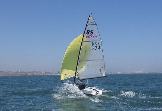 Rs Sailing Boote: Segel-Jolle/Dinghy/Dériveur RS Vareo / Gennacker / Trolley – Gebraucht aus Rubigen von Hastu 1
