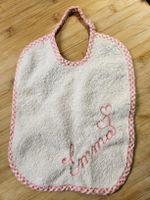 Personalisiertes Lätzchen „Emma“ rosa und weiß für Mädchen