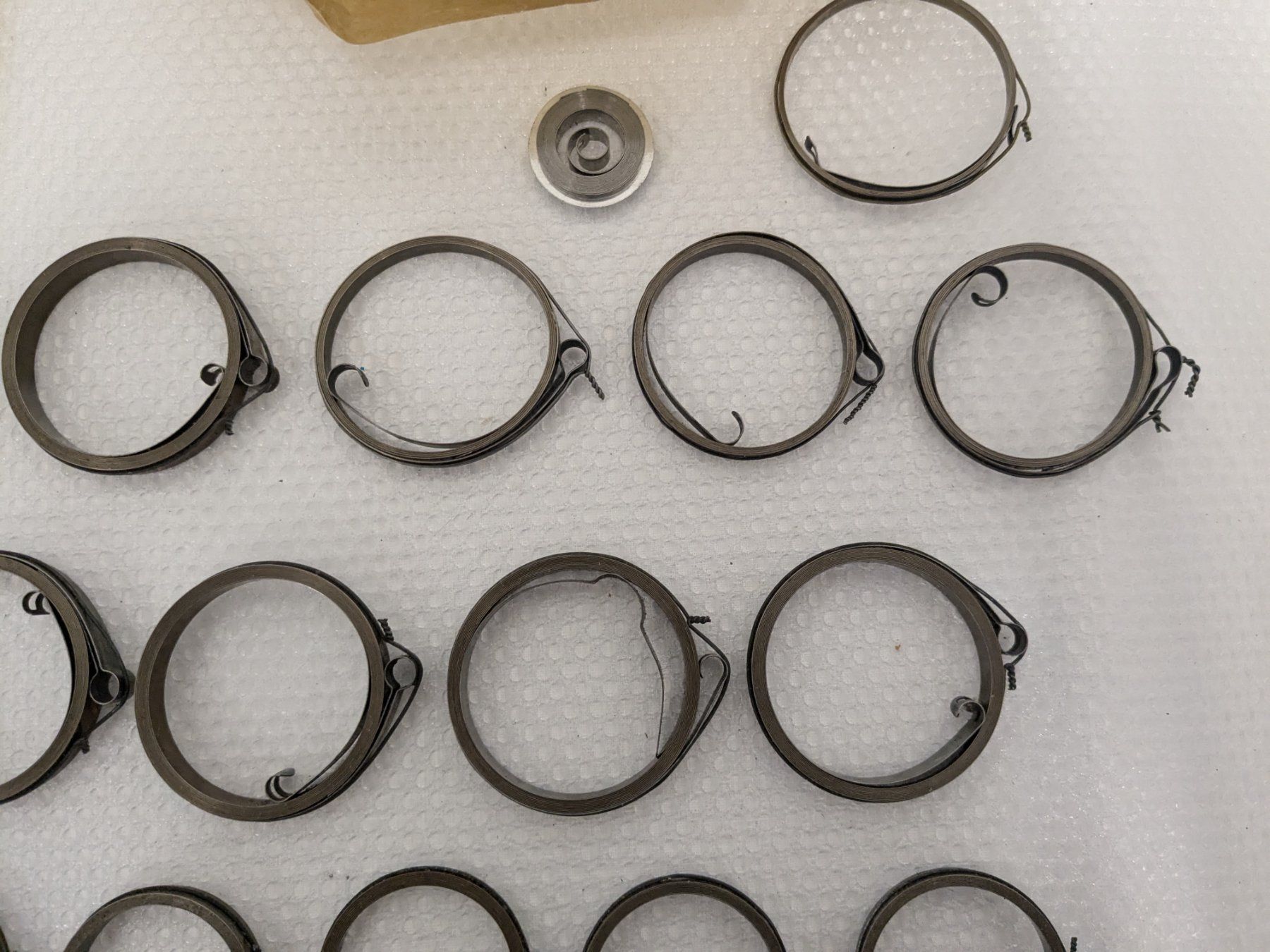 Orologi: Aufzugsfedern Diverse Grössen – Usato da Weinfelden venduto da blaukreuz_brocki_TG 7