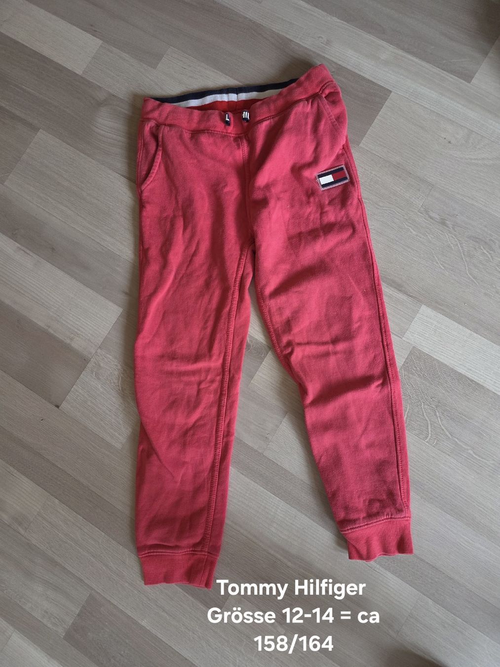 Tommy Hilfiger Pantaloni: Tommy Hilfiger Trainerhose 158/164 – Usato da St. Peterzell venduto da upcycling_