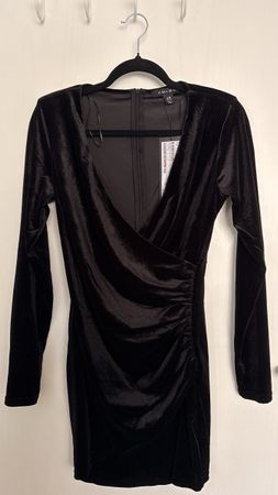 Amisu Samtkleid schwarz Grösse 38 neu mit Etikett