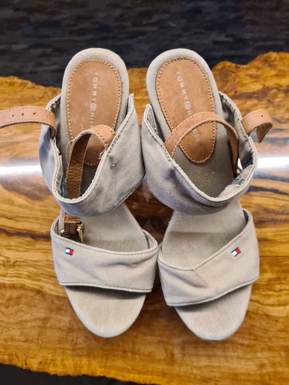 Tommy Hilfiger Scarpe da donna: Tommy Hilfiger Sandalen – Usato da Zell LU venduto da Jamaila