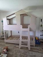 (Hochbett) Das Bett ist schon weg.