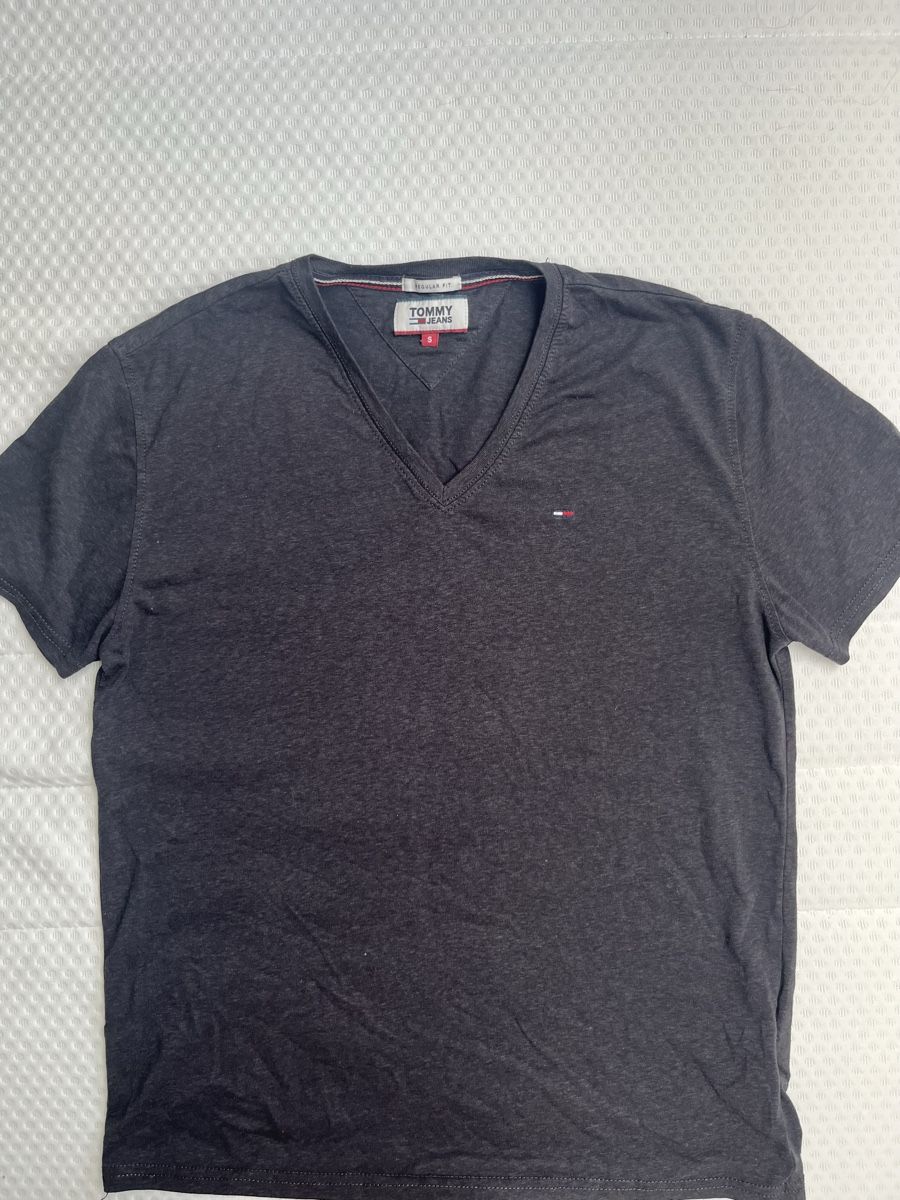Tommy Hilfiger T-Shirts: Tommy Jeans V-Neck T-Shirt – Gebraucht aus Lonay von jes_8znz