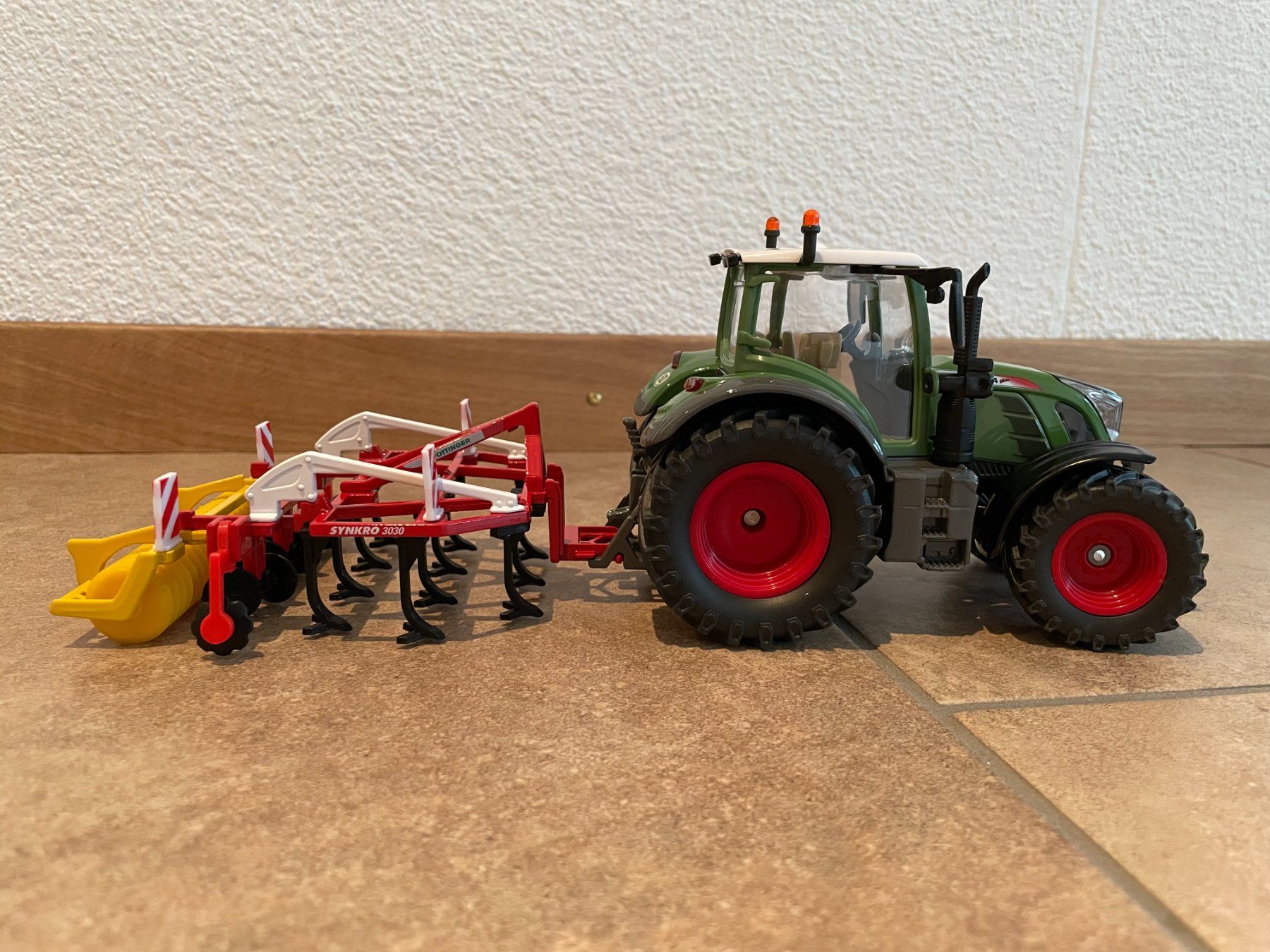 Fendt Trattori: SIKU Fendt 724 mit Grubber – Nuovo e nell'imballaggio originale da Kreuzlingen venduto da Stefan1150 2