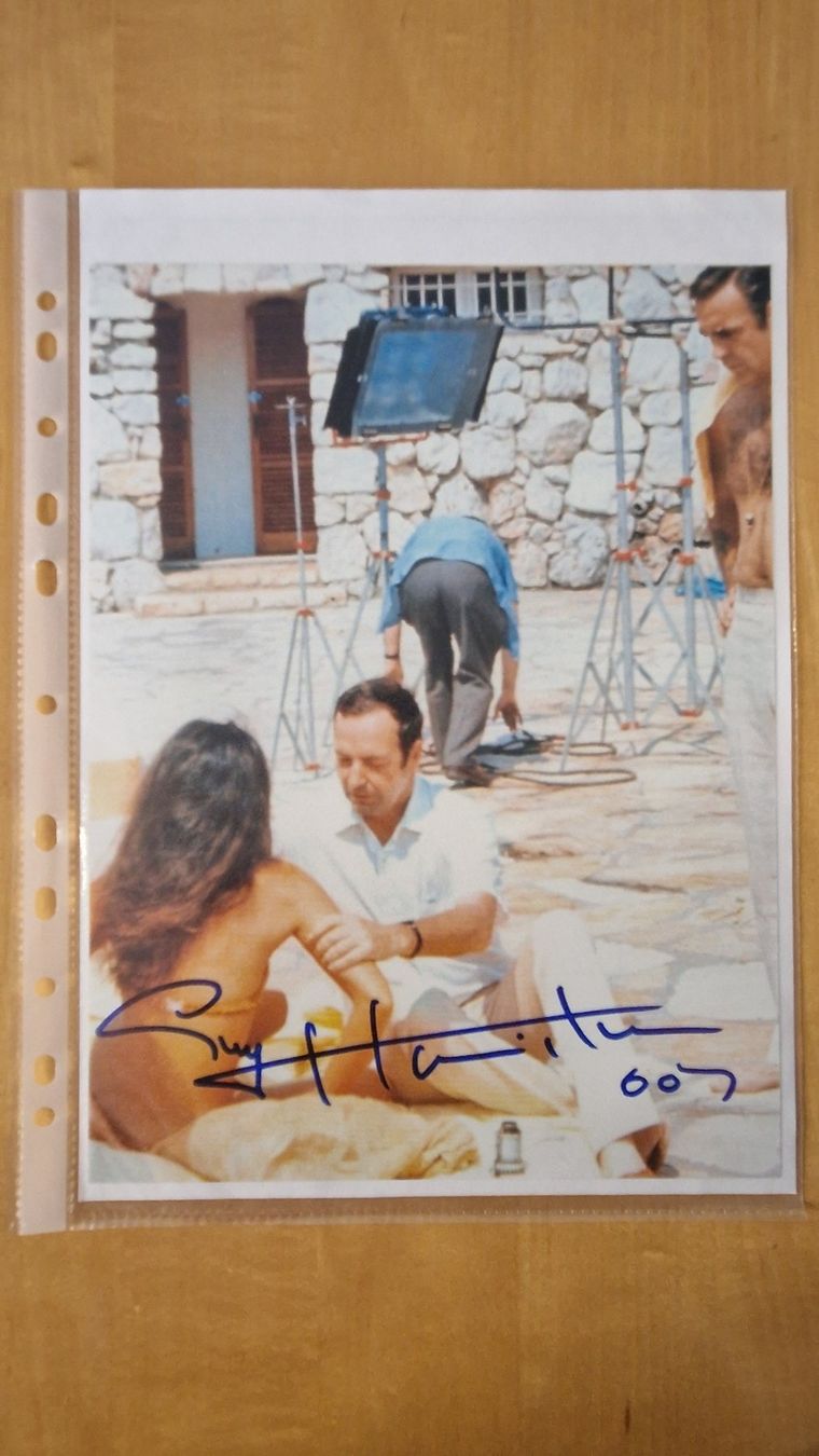 Autografi: Guy Hamilton, Original Autogramm auf Grossfoto in Farbe – Usato da Salmsach venduto da aacs65