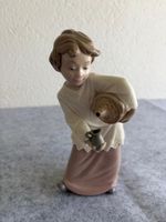 Porzellanfigur NAO, Lladro Junge mit Korbflasche und Becher