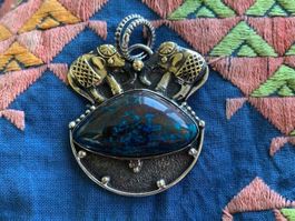 Silberanhänger mit Chrysokoll und Elefanten
