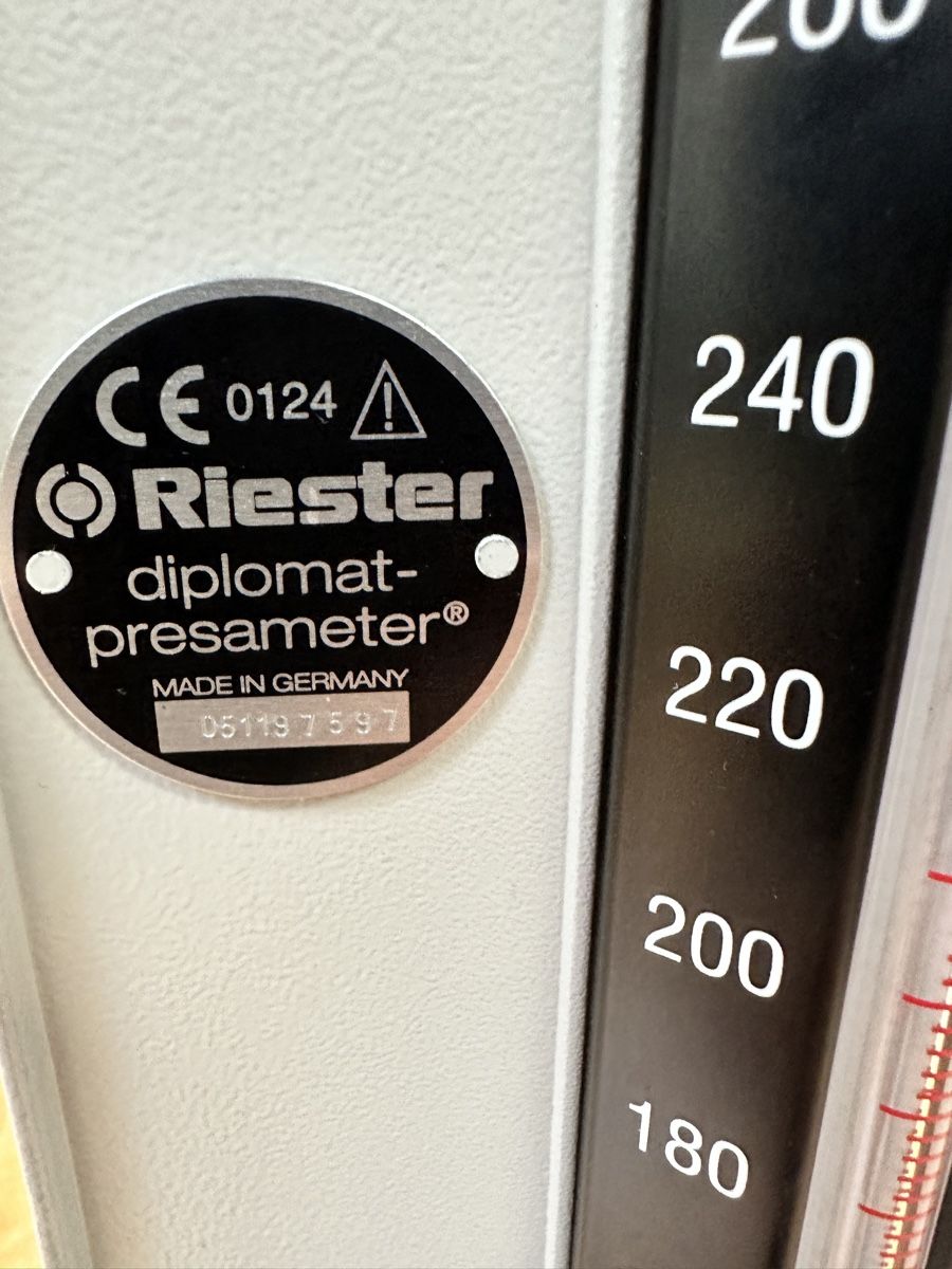 Misurare: RIESTER DIPLOMAT-PRESAMETER DESK SPHYGMOMANOMETER – Usato da Basel venduto da MaschinenSchweiz 1