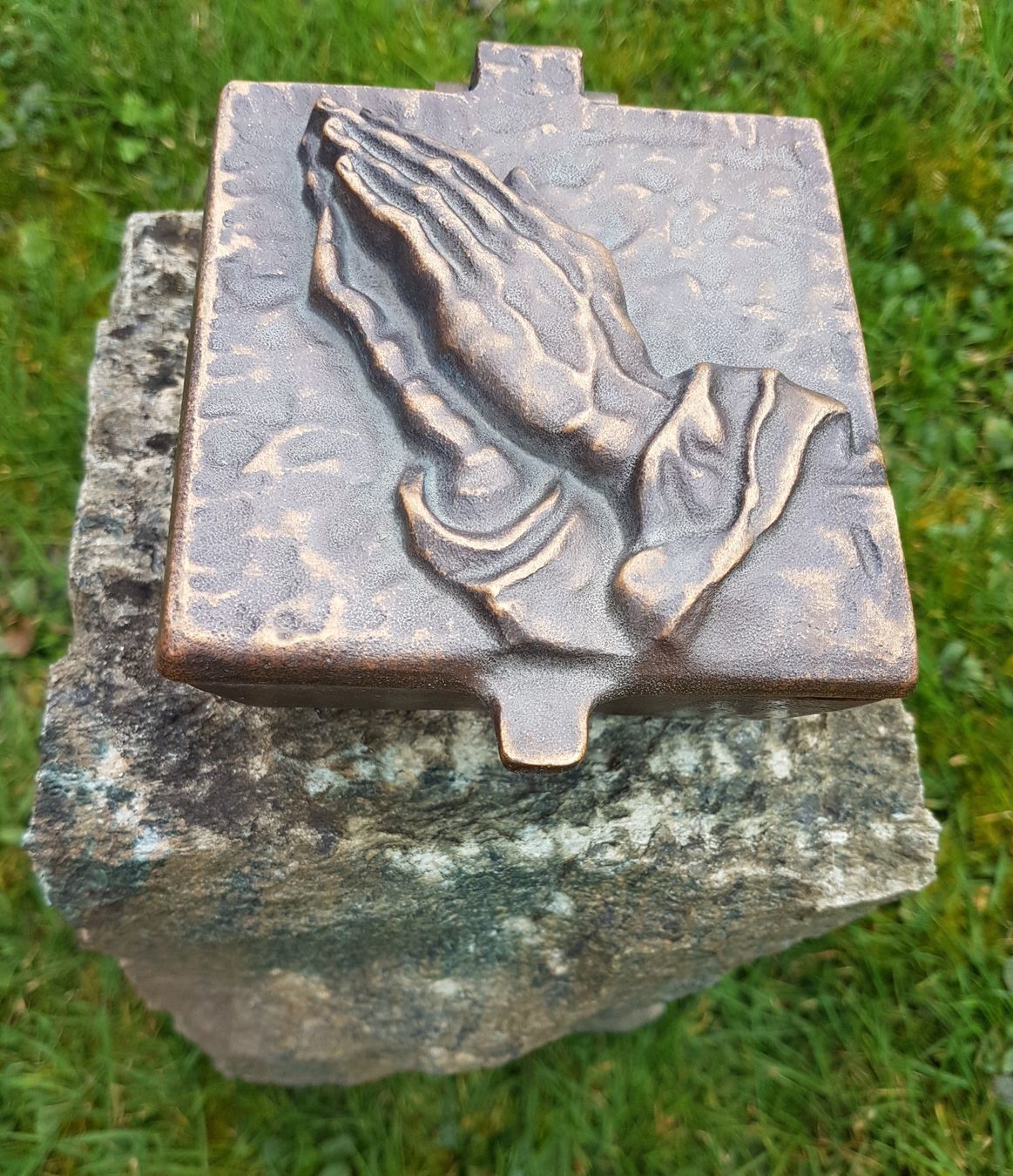 Tutte le decorazioni: WEIHWASSERSCHALE / GRABSCHMUCK (BRONZE?) – Usato da Sax venduto da prinzenrollen 1