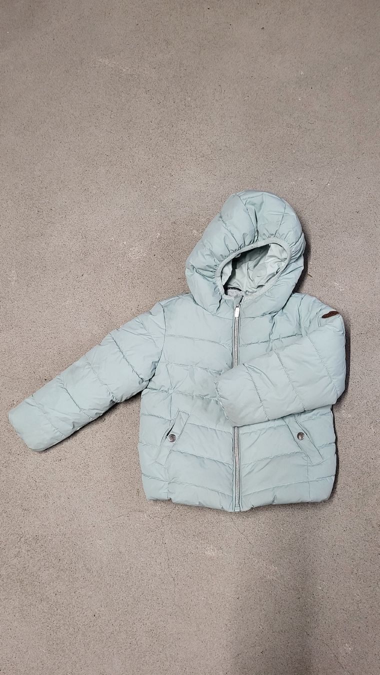 Vestes & Manteaux: Leichte Daunenjacke Grösse 104 – D'occasion à Winterthur par kel_qhz6